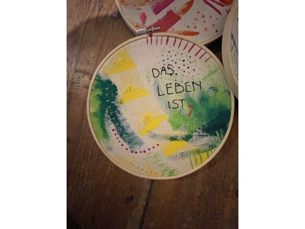 2026_Acrylfarbe-trifft-Stickgarn-3